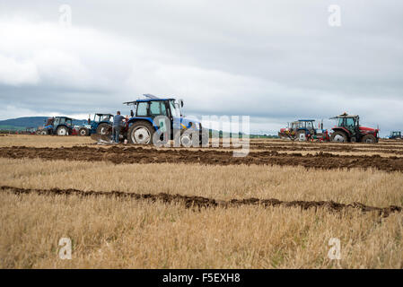 Traktoren im Wettbewerb mit den Pflügen Meisterschaften in Irland Stockfoto