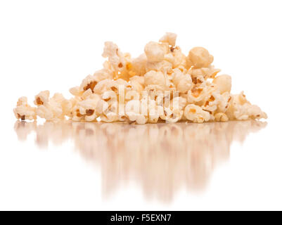 Haufen von Popcorn auf weißem Hintergrund Stockfoto