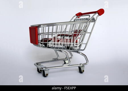 ILLUSTRATION - ein Volkswagen Auto Modell "VW Tiguan" in einen Mini-Trolley. Das Foto wurde am 15. Oktober 2015. Foto: S. Steinach - kein Draht-Dienst- Stockfoto