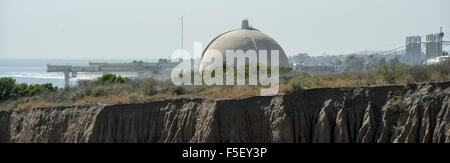 San Onofre, Kalifornien, USA. 14. Mai 2014. Der Blick nördlich von San Onofre Nuclear Generating Station von San Onofre State Park.---die Fensterläden San Onofre Nuclear Generating Station hat den Prozess der Stilllegung mit einer Community Engagement Panel bestehend aus Anwohnern sowie Bürgermeister, Stadtratmitglieder und regionalen Volksvertreter begonnen. © David Bro/ZUMA Draht/Alamy Live-Nachrichten Stockfoto