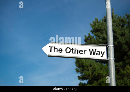 Wegweiser mit "The Other Way" Wegweiser. Stockfoto