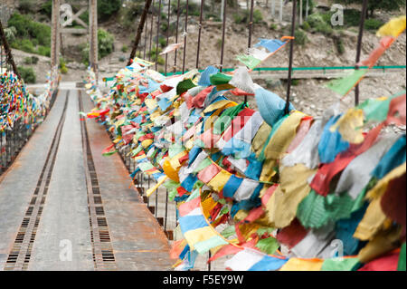 Brücke-Krawatte mit vielen bunten Flagge in tibet Stockfoto