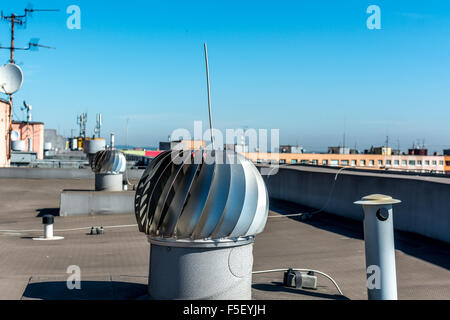 Metall Silber Lüftung Turbine auf Dach Stockfoto