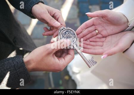 Bräutigam gibt der Braut einen Schlüssel Stockfoto