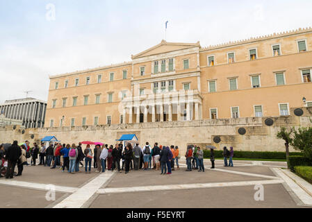 Athen, Griechenland - 24. Oktober 2015: Touristen beobachten den Wechsel der Wachen vor dem griechischen Parlament Stockfoto