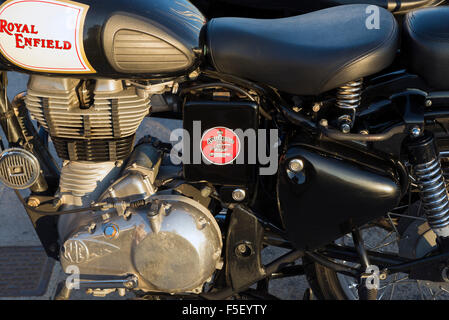 AEGINA, Griechenland - 25. Oktober 2015: Alte britische Royal Enfield Motorrad Stockfoto