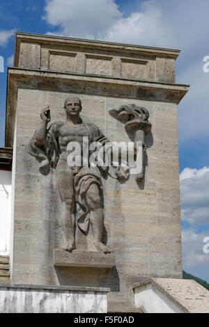 Olympische Fackelträger am Eingang Portal, Olympiastadion, Austragungsort der Winterspiele 1936, Landkreis Garmisch-Partenkirchen Stockfoto