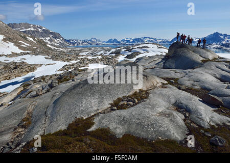 Gruppe von Menschen, Wanderer, mit Blick auf Ammassalik Fjord, Kalaallit Nunaat, Ostgrönland Stockfoto