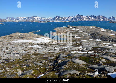 Gruppe von Menschen, Wanderer, mit Blick auf Ammassalik Fjord, Kalaallit Nunaat, Ostgrönland Stockfoto