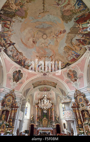 Hochaltar und Seitenaltäre, Abendkonzerte Zum Hl. Kreuz, Pfarrkirche, gehen bin Wilden Kaiser, Tirol, Österreich Stockfoto