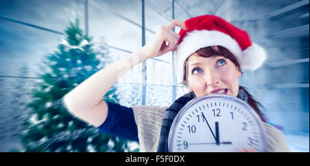 Zusammengesetztes Bild Frau mit einer großen Uhr Stockfoto