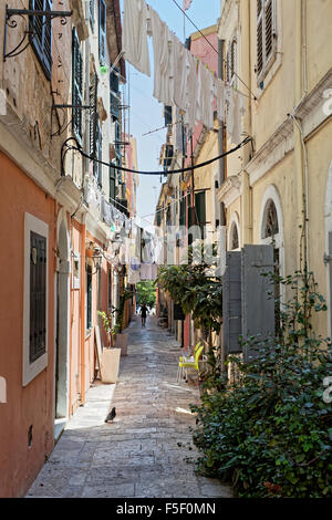 Enge Gasse, hängende Wäsche, Altstadt von Kerkyra, Korfu-Stadt, UNESCO-Weltkulturerbe, Corfu, Ionische Inseln, Griechenland Stockfoto