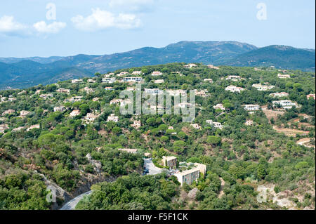 Schöne Aussicht auf das Massif des Maures vom oberen Ruinen der Burg aus dem 11. Jahrhundert Stockfoto