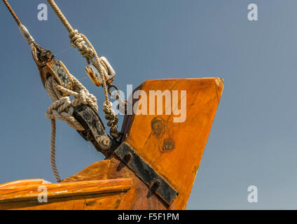 Nahaufnahme eines Flaschenzug am Bug des alten Holzboot Stockfoto