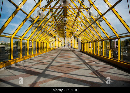 Andreyevsky Fußgängerbrücke in Moskau. Stockfoto