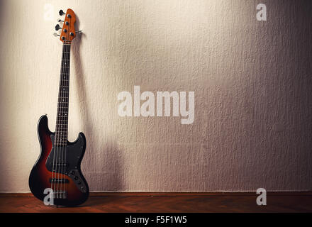 5 string jazz Bass an die Wand gelehnt. Stockfoto