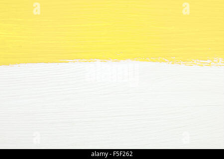 Horizontale Streifen von gelb über weiß lackierten hölzernen Hintergrund malen Stockfoto