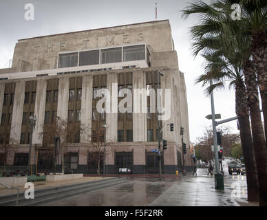 Los Angeles, Kalifornien, USA. 1. März 2014. Die Los Angeles Times Gebäude befindet sich downtown an einem Rand des Pershing Square, gegenüber vom Rathaus und einen Block entfernt von Los Angeles Polizei-Hauptsitze. Die LA Times Gebäude ist für die Worte '' die Zeit '' geschnitzt im großen Stil klassischer Schriftzug oder Schrift über den Anfang oder das Gesims des Gebäudes Serif gemeinhin anerkannt. ---Der LA Times seit langem die Zeitung der Aufzeichnung nicht nur Los Angeles, sondern auch Süd-Kalifornien. Die Zeiten ist im Besitz von Tribune Verlag und Veröffentlichung im Jahre 1881 begann. (Kredit Ima Stockfoto