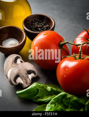 Einfache und frische Zutaten für eine einfache Pasta-sauce Stockfoto