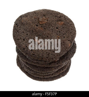 Ansicht von oben aus einem Stapel von knusprigen Brownie Schokoladenkekse isoliert auf einem weißen Hintergrund. Stockfoto