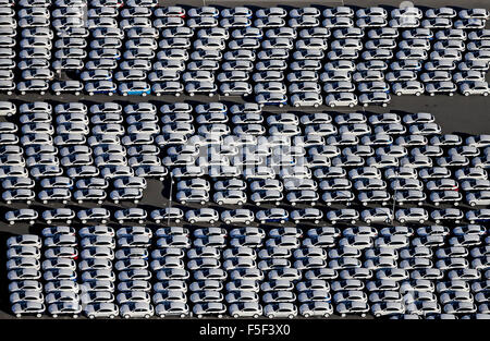 Leipzig, Deutschland. 3. November 2015. Luftaufnahme von einem Parkplatz voller Porsche Neuwagen auf dem Gelände der Porsche Werk in Leipzig, Deutschland, 3. November 2015. Die Marken Porsche und Audi Volkswgen Gruppe gehörenden sind unter Verdacht Teil des Skandals VW Emissionen sein. Foto: Jan Woitas/Dpa/Alamy Live News Stockfoto