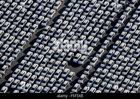 Leipzig, Deutschland. 3. November 2015. Luftaufnahme von einem Parkplatz voller Porsche Neuwagen auf dem Gelände der Porsche Werk in Leipzig, Deutschland, 3. November 2015. Die Marken Porsche und Audi Volkswgen Gruppe gehörenden sind unter Verdacht Teil des Skandals VW Emissionen sein. Foto: Jan Woitas/Dpa/Alamy Live News Stockfoto