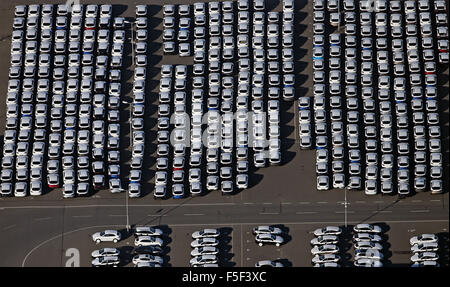 Leipzig, Deutschland. 3. November 2015. Luftaufnahme von einem Parkplatz voller Porsche Neuwagen auf dem Gelände der Porsche Werk in Leipzig, Deutschland, 3. November 2015. Die Marken Porsche und Audi Volkswgen Gruppe gehörenden sind unter Verdacht Teil des Skandals VW Emissionen sein. Foto: Jan Woitas/Dpa/Alamy Live News Stockfoto