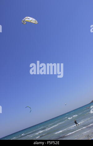 Parasurfer Manöver seinen Kite fliegen in den Himmel. Keros Bucht. Insel Lemnos oder Limnos, Griechenland. Stockfoto