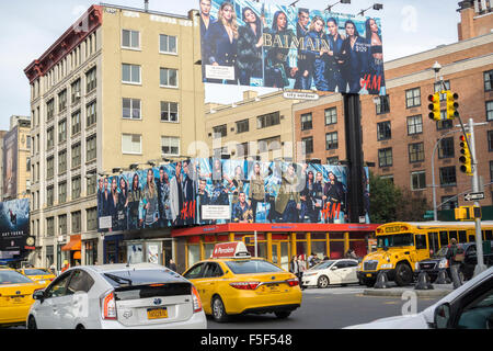 Eine Plakatwerbung die lang erwartete Zusammenarbeit zwischen der Kaufhauskette H & M und die Couture Fashion Company Balmain in New York auf Montag, 2. November 2015. Die Kollektion wurde der junge Leiter der Balmain, Olivier Rousteing ist mit Spannung erwartete von Fashionistas und geht auf den Verkauf 5 November. (© Richard B. Levine) Stockfoto