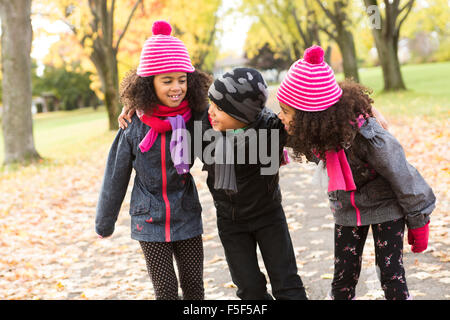 Kinder auf der Blatt-Saison. Die Herbstsaison Stockfoto