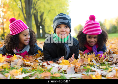 Kinder auf der Blatt-Saison. Die Herbstsaison Stockfoto