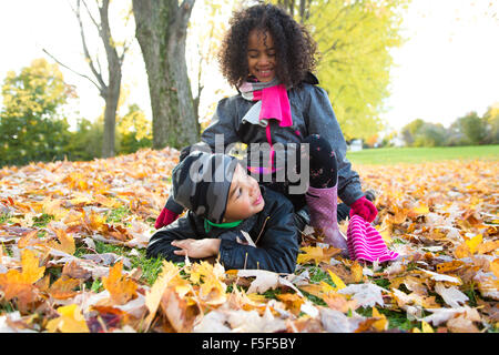 Kinder auf der Blatt-Saison. Die Herbstsaison Stockfoto