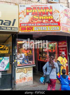 Ein Pfandhaus im Stadtteil Corona in Queens in New York am Samstag, 31. Oktober 2015. Stadtteil Corona, östlich von Jackson Heights, in erster Linie Hispanic ist jedoch noch zu Hause zu einem Mosaik der ethnischen Gruppen.  (© Richard B. Levine) Stockfoto