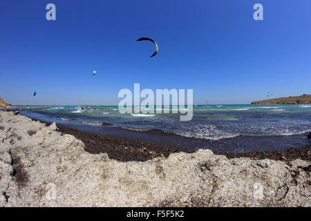 Kite-Segel in der Bue Sky Sports und winken Meer. Keros Bucht, Insel Limnos, Griechenland Stockfoto