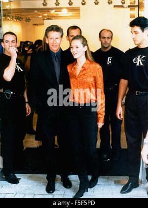 10. Oktober 1996 - speichern Hong Kong, Hong Kong - Model KATE MOSS und Designer CALVIN KLEIN bei Kleins China Flaggschiff CK, Eröffnung in Hong Kong. Katherine Moss (geboren 16. Januar 1974) ist ein britisches Supermodel, das einst das Gesicht von Calvin Klein. Sie wurde in Addiscombe, London Borough of Croydon, England geboren. Moos wurde im Alter von 14 von Sarah Doukas (der Gründer von Storm Model Agency) im Jahr 1988 am JFK Airport in New York City entdeckt. Moss fuhr dann fort, um die Anti-Supermodel der 1990er-Jahre zu werden. Trotz dieser scheinbare Nachteil Moss bezaubert die Mode-Industrie und hat ging/warb für eine solche Stockfoto