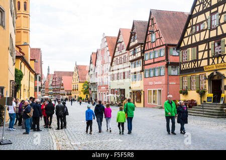 DINKELSBÜHL, Deutschland - 27 SEPTEMBER: Touristen in der Altstadt von Dinkelsbühl, Deutschland am 27. September 2015. Es ist eines der Stockfoto