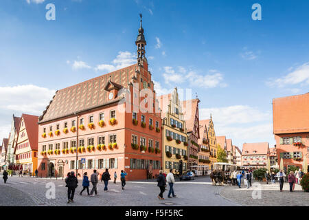 DINKELSBÜHL, Deutschland - 27 SEPTEMBER: Touristen in der Altstadt von Dinkelsbühl, Deutschland am 27. September 2015. Es ist eines der Stockfoto