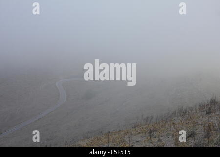 Die Ländlichen "geschwungene Straße in Schicht Nebel/hoher Luftfeuchtigkeit abgedeckt. Platy Dorf, Limnos, Griechenland Stockfoto