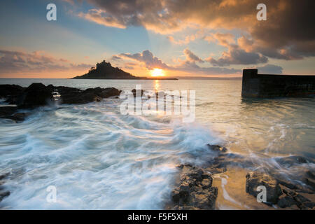 St. Michaels Mount; Montieren von Marazion bei Sonnenuntergang Cornwall; UK Stockfoto