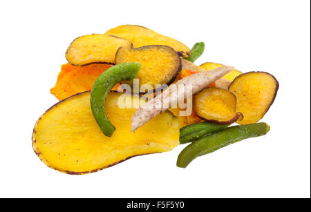 Eine Portion Getrocknete Gemüse Chips isoliert auf einem weißen Hintergrund. Stockfoto