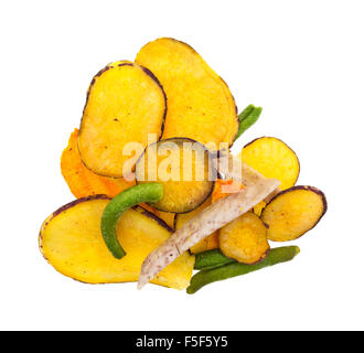 Draufsicht auf eine Portion Getrocknete Gemüse Chips isoliert auf einem weißen Hintergrund. Stockfoto