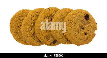 Eine Gruppe von Haferflocken mit Rosinen Cookies in einer Reihe auf einem weißen Hintergrund. Stockfoto