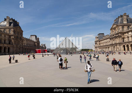 Blick auf die Pyramide des Louvre im Zentrum von Napoleon Innenhof des Palais du Louvre, Paris, Frankreich. Stockfoto