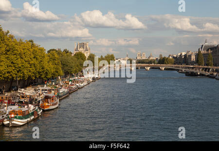 Blick nach Osten vom Pont de la Concorde, in Richtung Pont de Solférino, Paris, Frankreich. Stockfoto