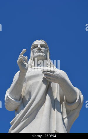 imposante Marmorstatue von Jesus Christus Casablanca Havanna Kuba steht vor einem blauen Himmel hoch Stockfoto