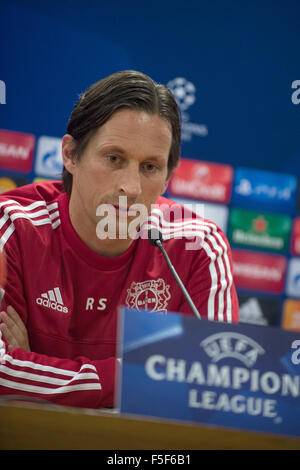 Rom, Italien. 3. November 2015. Leverkusen-Trainer Roger Schmidt besucht Pressekonferenz vor der UEFA Champions League-Gruppe E-Fußballspiel zwischen dem AS Rom und Bayer Leverkusen in Rom, Italien, 3. November 2015. Foto: Giuseppe Maffia/Dpa/Alamy Live News Stockfoto