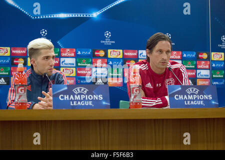 Rom, Italien. 3. November 2015. Leverkusen-Cheftrainer Roger Schmidt (R) und Leverkusens Spieler Kevin Kampl (L) besuchen eine Pressekonferenz vor der UEFA Champions League-Gruppe E-Fußballspiel zwischen dem AS Rom und Bayer Leverkusen in Rom, Italien, 3. November 2015. Foto: Giuseppe Maffia/Dpa/Alamy Live News Stockfoto