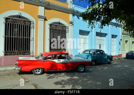 Oldtimer parkten außerhalb Pastell farbigen Gebäude in Trinidad Kuba im Schatten eines Baumes Stockfoto