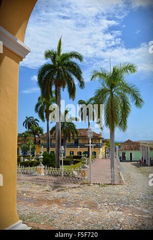 zeigen Sie mit hohen Palmen unter einem kubanischen Himmel auf der Plaza Mayor in Trinidad Kuba an Stockfoto