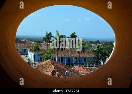 gerahmte Blick auf Trinidad über geflieste Dächer und Palmen und Meer durch ein Bullauge in der Museum-Turm Stockfoto